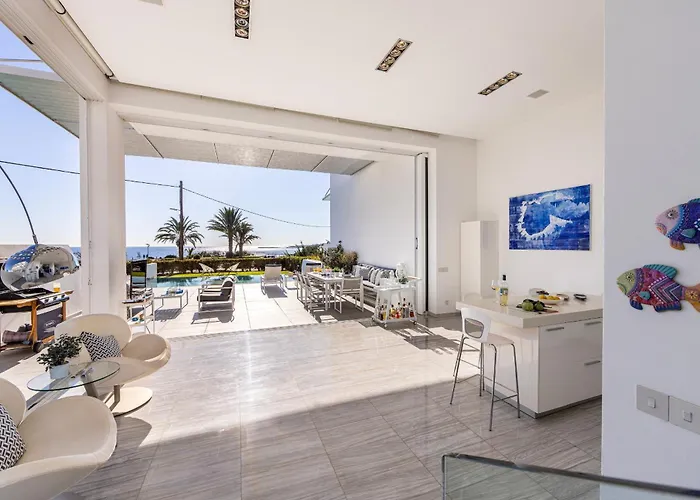 Elaia Luxury Seafront Vila *